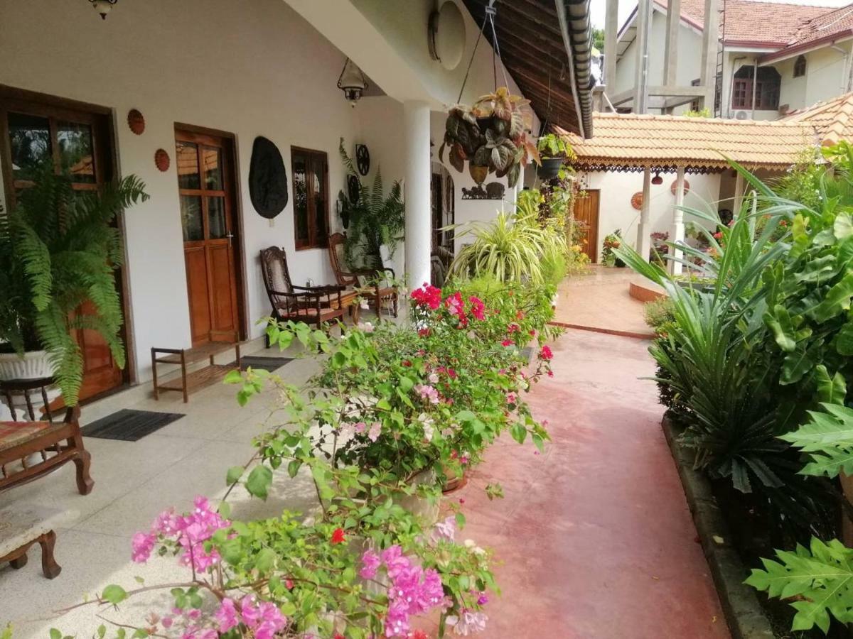 Embiente Guest House Negombo Exteriör bild